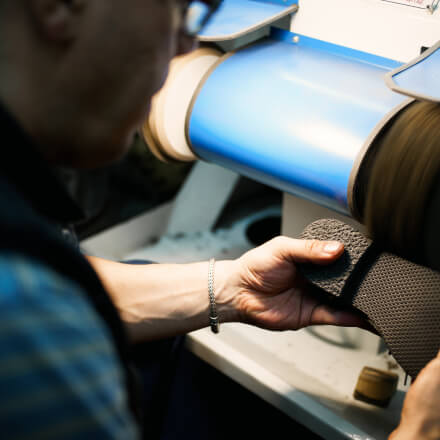 обувщик проверяет качество туфель ручной работы