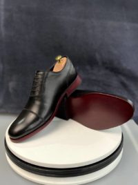 Черные кожаные туфли оксфорд элегант с коричневой подошвой