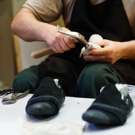 мастер в процессе изготовления обуви ручной работы