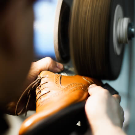 процесс ручного изготовления обуви