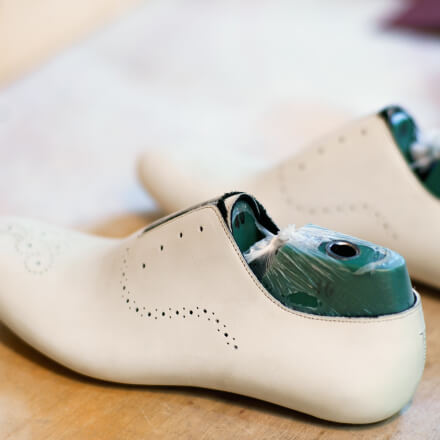 процесс изготовления белых туфель ручной работы
